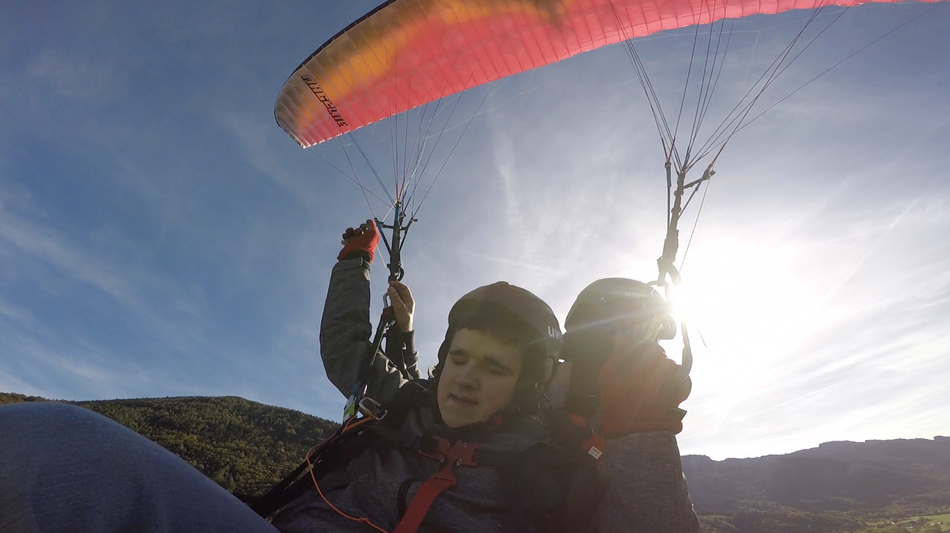 Tandemflug im Gegenlicht mit Sonne hinter dem Gleitschirm